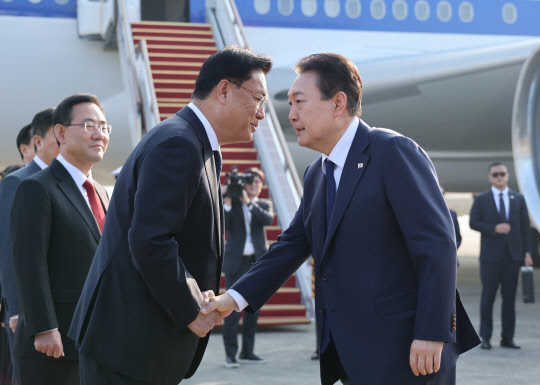 윤석열 대통령이 11일 오전 아세안(ASEAN·동남아국가연합) 관련 정상회의 및 주요20개국(G20) 정상회의 등 다자회의 참석을 위해 성남 서울공항에 도착, 공군 1호기로 향하며 국민의힘 정진석 비상대책위원장, 주호영 원내대표 등 환송 인사들과 악수하고 있다.연합뉴스